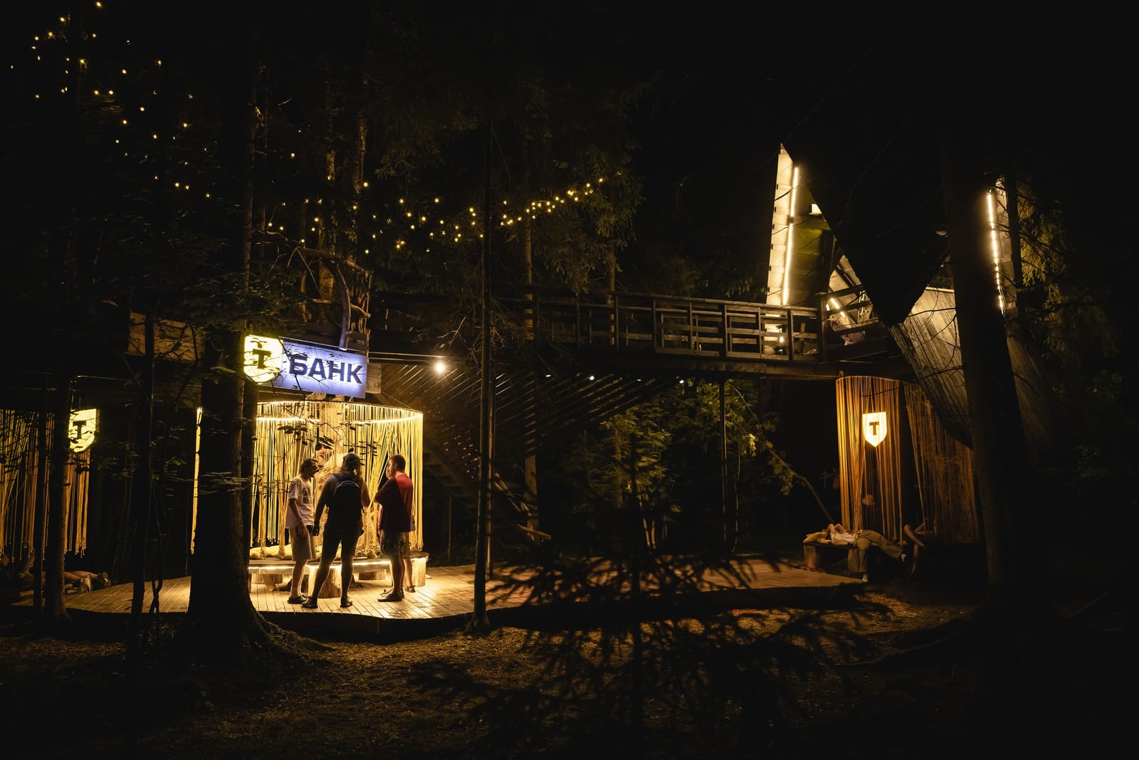 БРЕНД-ЗОНА Т-БАНКА НА ТАНЦПОЛЕ WOODZ, OUTLINE — 2